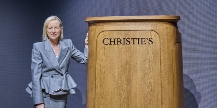 Jony Ive diseña una tribuna de roble para la casa de subastas Christie’s