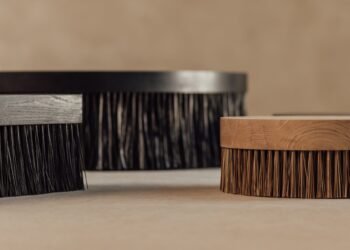 Linde Hermans diseña asientos Bristle para imitar los cepillos gigantes