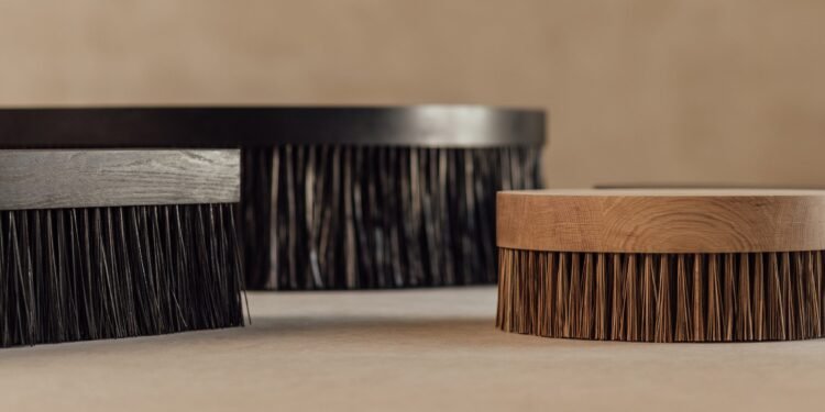 Linde Hermans diseña asientos Bristle para imitar los cepillos gigantes